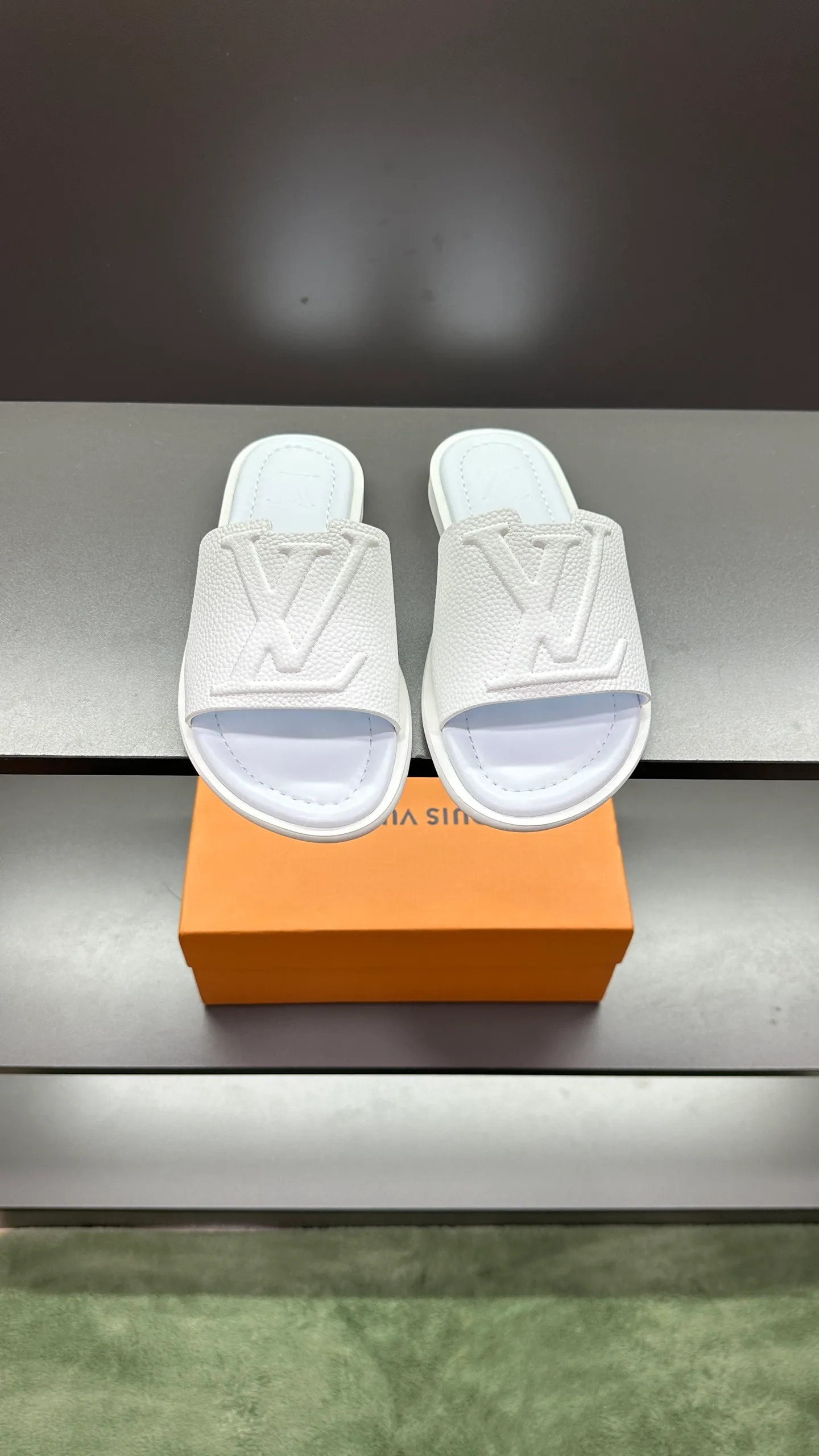 P280 🔍Top purchasing agent LV men's spring and summer slippers counter synchronized. The uppers are made of cowhide fabric imported from Italy, with logo graphics and high-quality craftsmanship. The soles are: original soles specially provided by the original factory. Exclusive molded soles are super comfortable. Original factory follow-up orders. 🔍🔍High quality. You can enter and exit the counter at will. Welcome to compare. Size 38-45